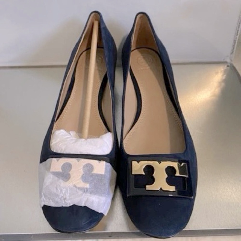 Tory Burch Gigi pumps Tory Navy suede with Gold Emblem